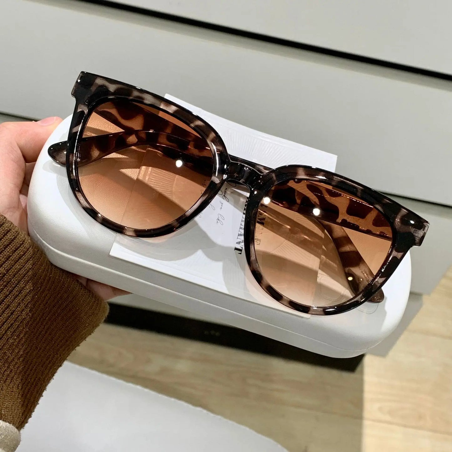 Gafas de sol elegantes con montura grande